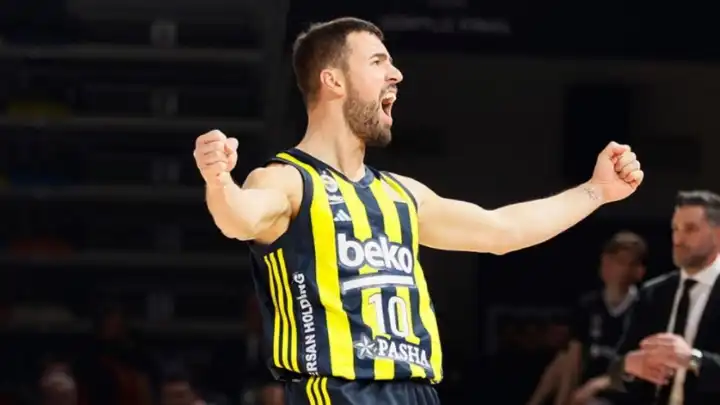 Fenerbahçe Beko kaptanı Melih Mahmutoğlu ile 1 yıl daha devam!