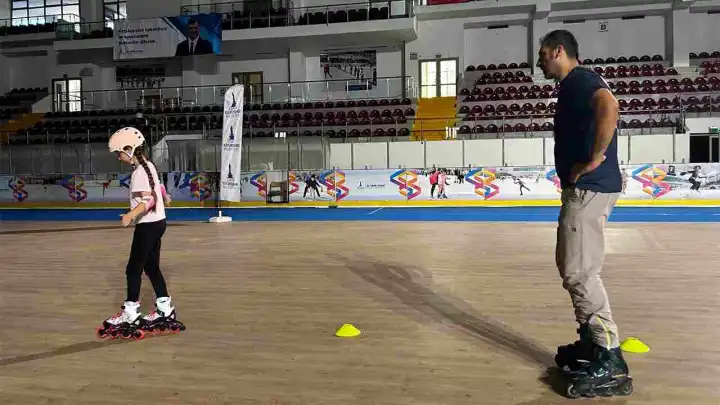 İzmir ‘de Büyükşehir’den tekerlekli paten eğitimi