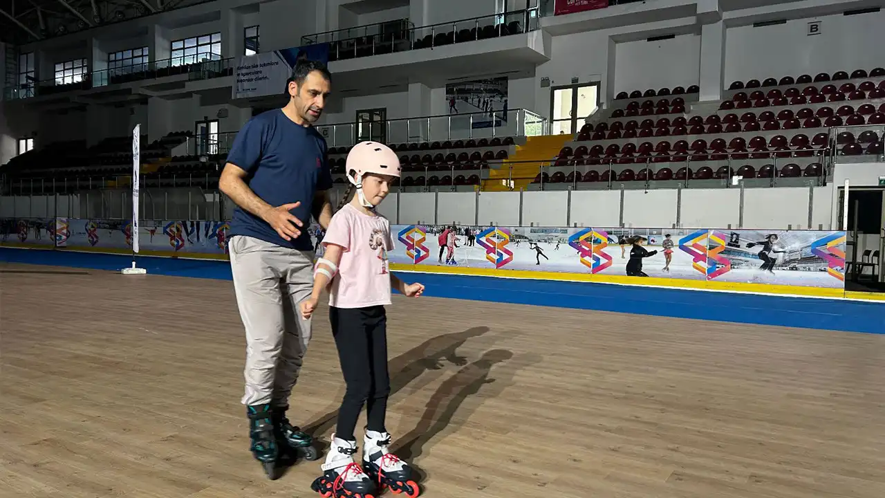 İzmir’de buz pateni eğitimi Âşık Veysel Rekreasyon Alanı’nda başlıyor haberinin görseli