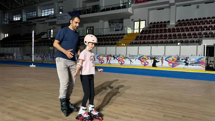 İzmir’de buz pateni eğitimi Âşık Veysel Rekreasyon Alanı’nda başlıyor
