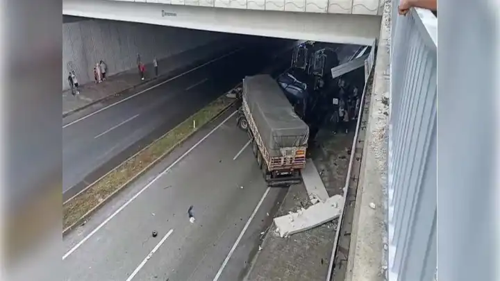 Karşı yöne geçen otomobil, TIR'a çarptı:Çok sayıda ölü var