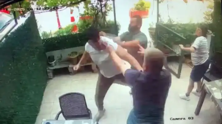 Kız arkadaşını uyaran esnafa saldırdı!