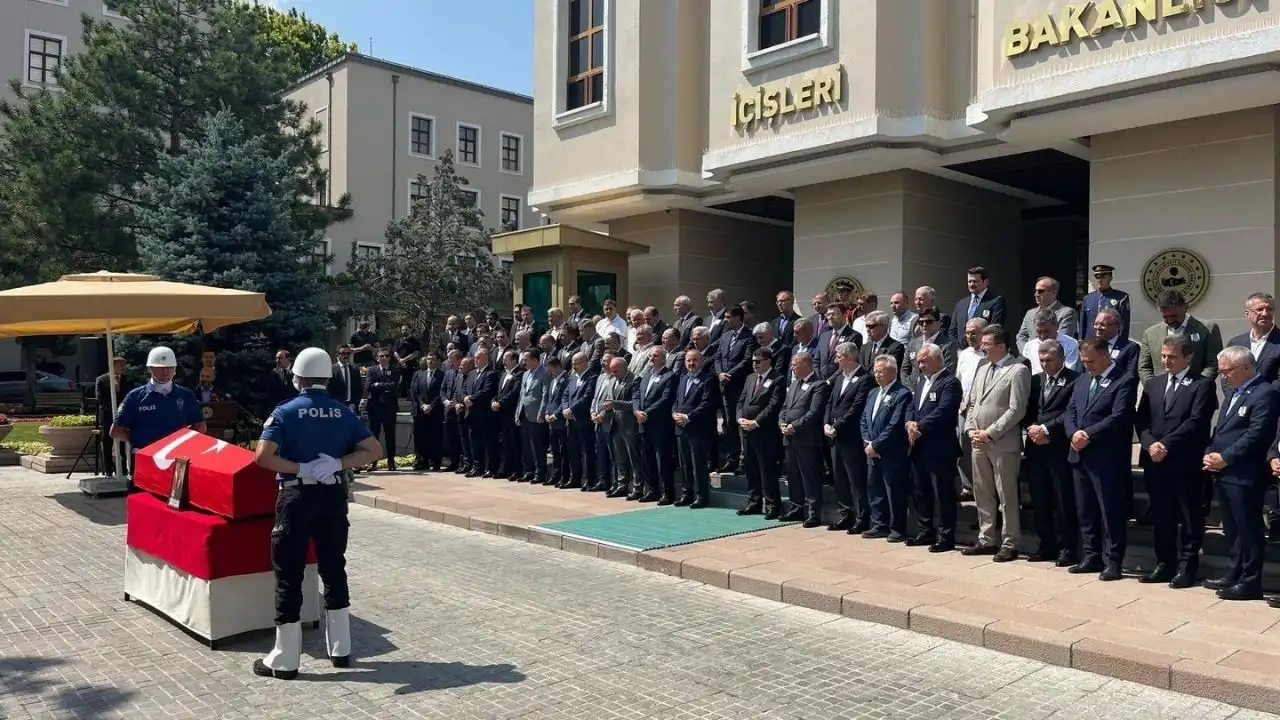 Sivas’taki kazada ölen Erol Karaömeroğlu için İçişleri Bakanlığı’nda tören düzenlendi haberinin görseli