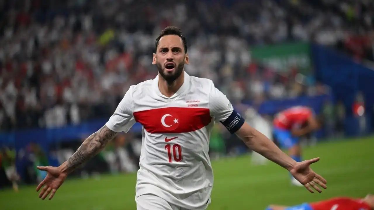 Transfer bombası: Hakan Çalhanoğlu Fenerbahçe’ye mi geliyor? haberinin görseli