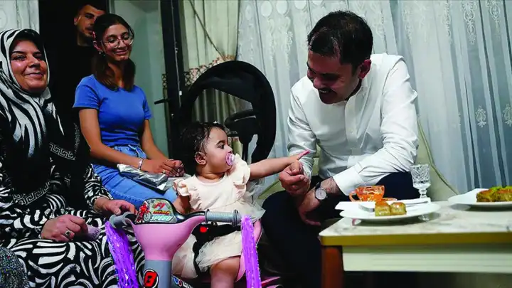 Bakan Kurum'dan evlerine kavuşan depremzede aileye ziyaret