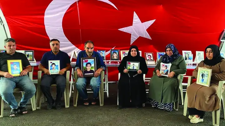 Diyarbakır annelerinin evlat nöbeti HDP İl binası önündedevam ediyor
