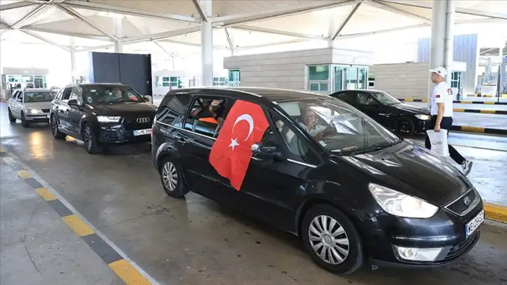 Gurbetçiler sınır kapılarındaki hızlı ve sıcak karşılamadan memnun