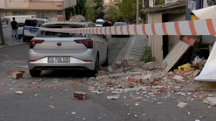 İstanbul'da 2 katlı bir binanın balkonu çöktü