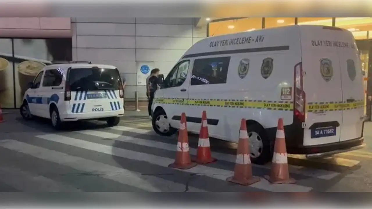 İstanbul'da AVM’de asma tavan çöktü haberinin görseli