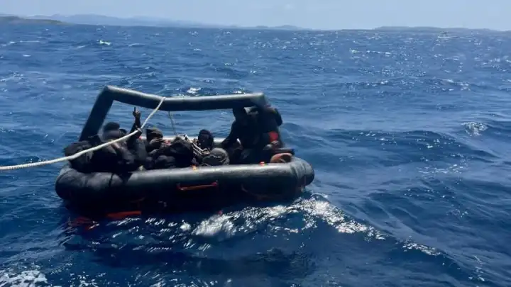 İzmir'de lastik botto 65 düzensiz göçmen yakalandı
