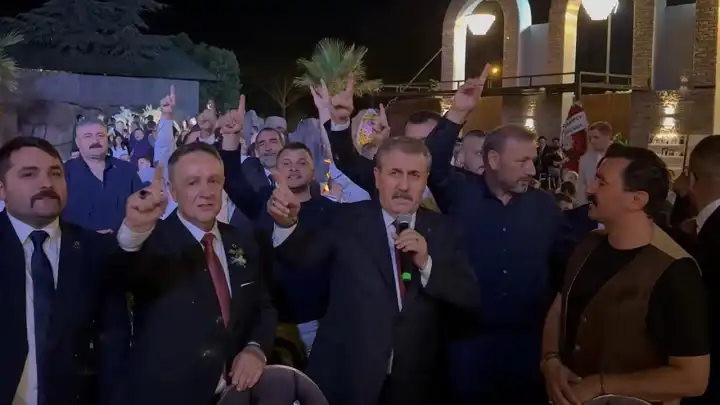Mustafa Destici katıldığı düğünde türkü söyledi