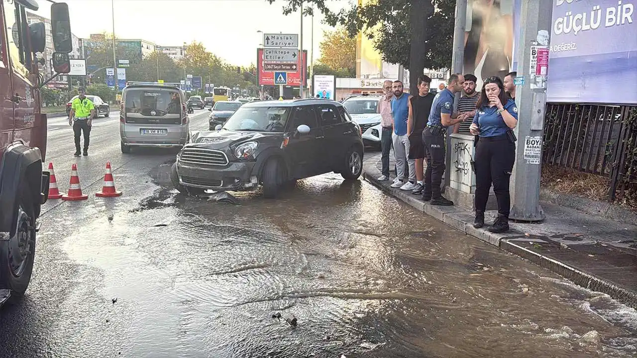 Otomobil yangın musluğuna çarpınca şehir göle döndü haberinin görseli
