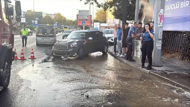 Otomobil yangın musluğuna çarpınca şehir göle döndü