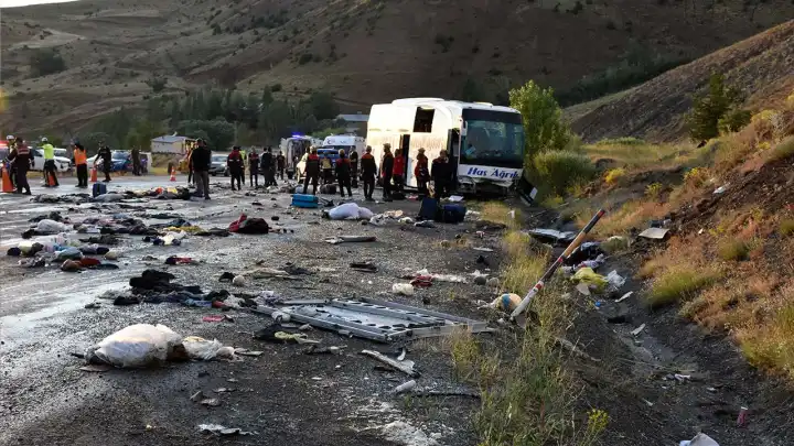 Sivas'ta yolcu otobüsü devrildi: Çok sayıda ölü ve yaralı var