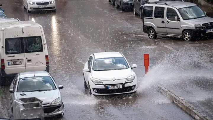 Yaz ortasında sağanak etkisi: Erzurum’da kuvvetli yağış! 