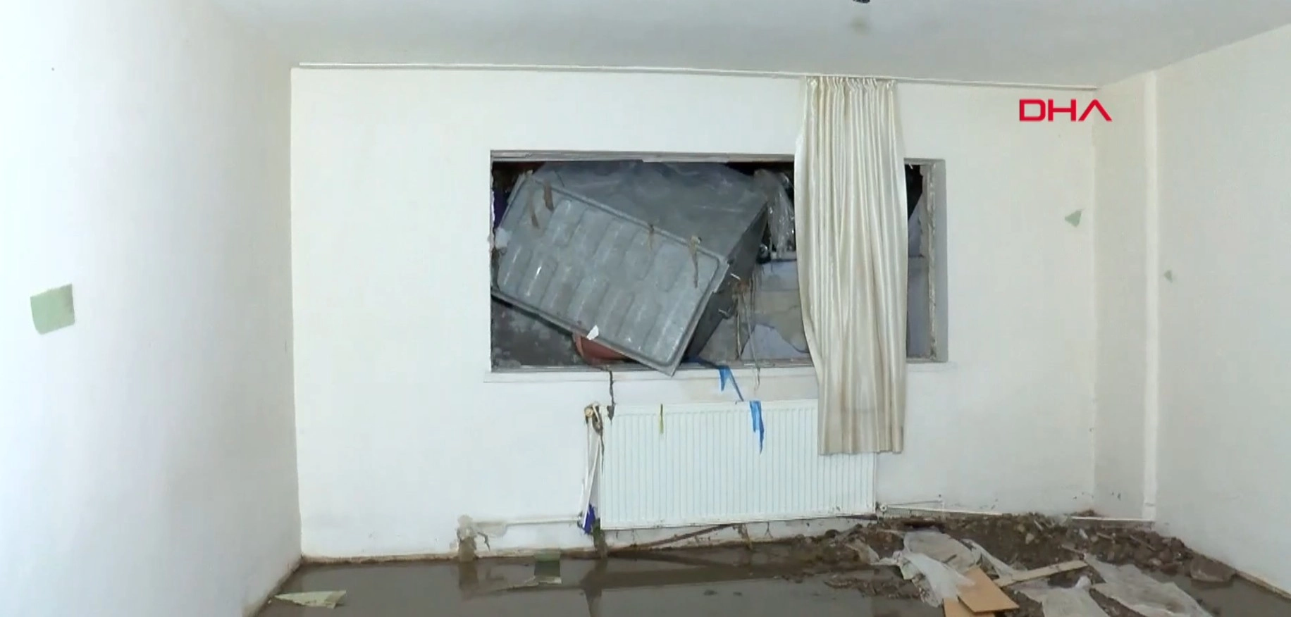 Ankara'da sağanak sele neden oldu: Evin oda duvarı yıkıldı başlıklı video haberin görseli