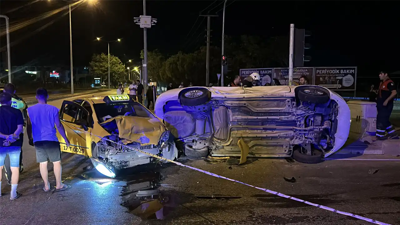 Çanakkale’de feci kaza: Taksi ile otomobil çarpıştı, 8 kişi yaralandı haberinin görseli