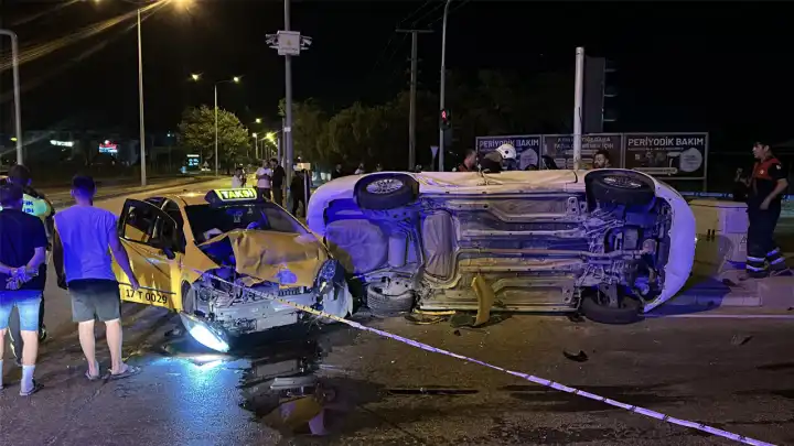 Çanakkale’de feci kaza: Taksi ile otomobil çarpıştı, 8 kişi yaralandı