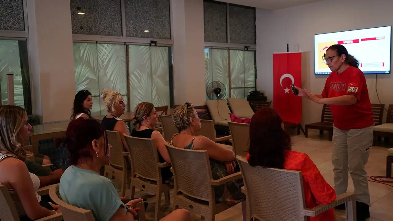 Çeşme Belediyesi ve AKUT’tan temel Afet Bilinci eğitimiyle toplumsal farkındalık artıyor haberinin görseli