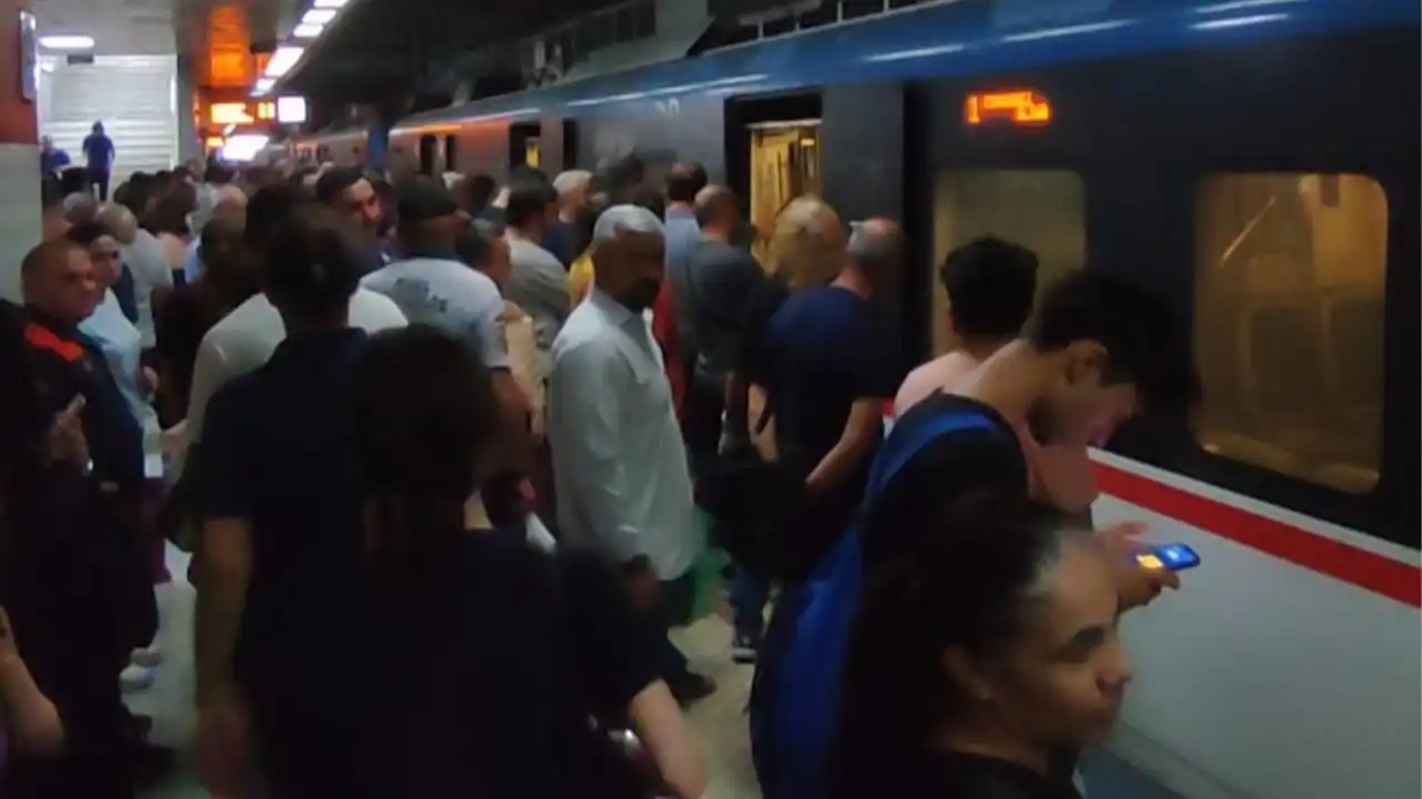 İZBAN'da arıza krizi! Yolcular mahsur kaldı, aynı trene iki kez binip indiler haberinin görseli
