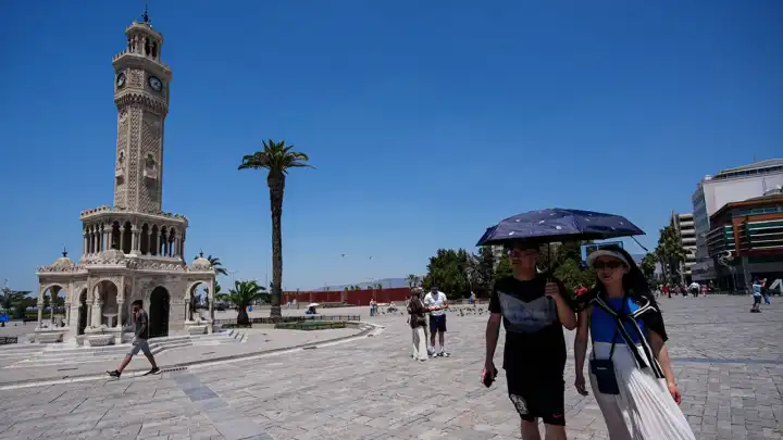 İzmir’de sıcak hava “fön” rüzgarlarının etkisiyle daha da bunaltıcı hale geldi