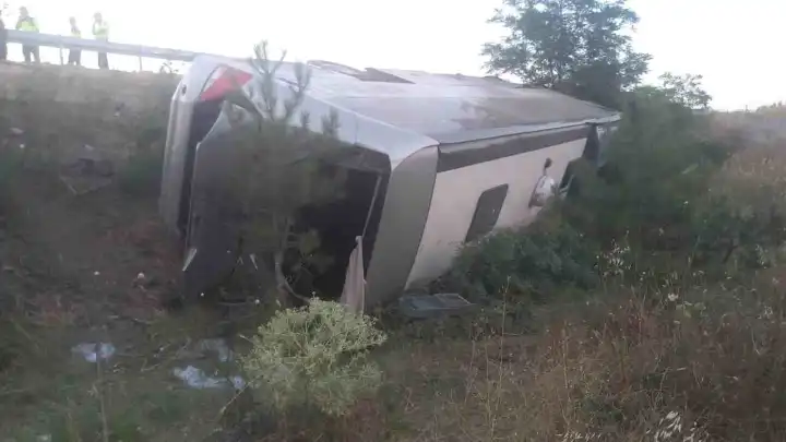 İzmir’den yola çıkan otobüs Balıkesir'de şarampole devrildi