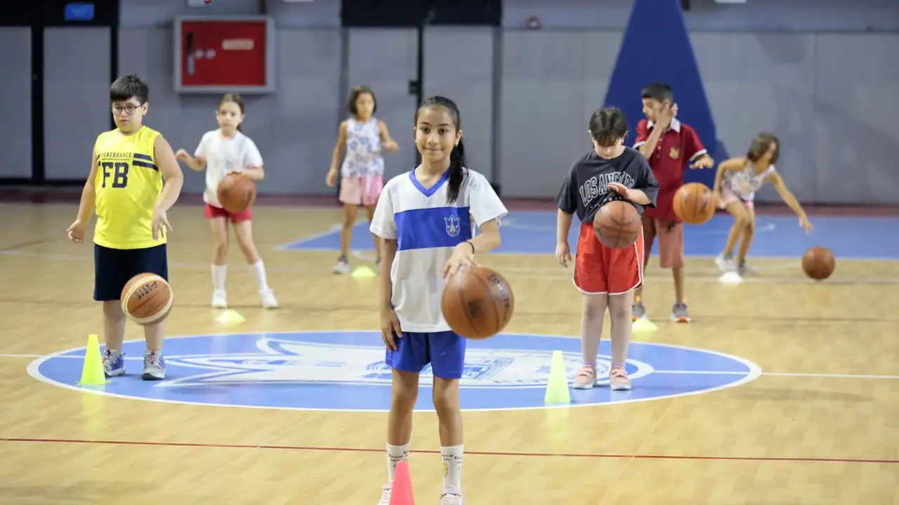 Konak’ta yaz tatili spor ile dolu dolu geçiyor haberinin görseli