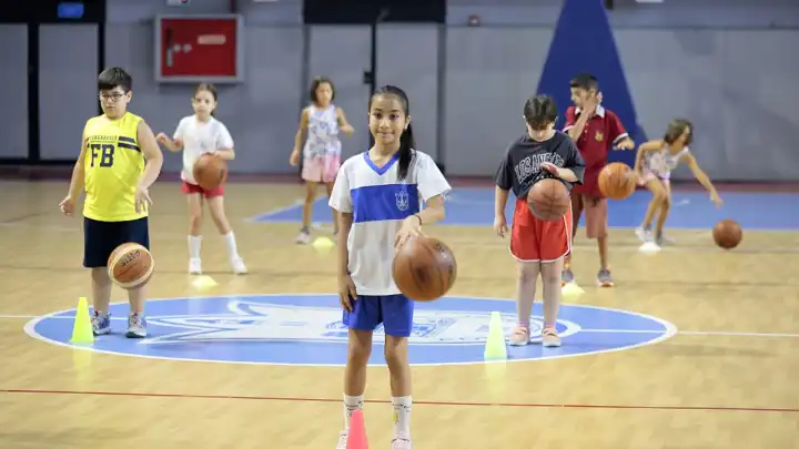 Konak’ta yaz tatili spor ile dolu dolu geçiyor haberinin görseli