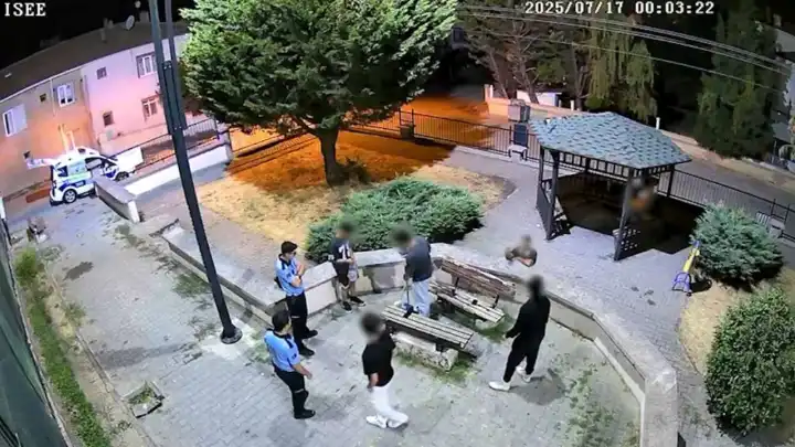 Parkta çekirdek kabuklarını yere atan 4 kişiye zabıta müdahalesi