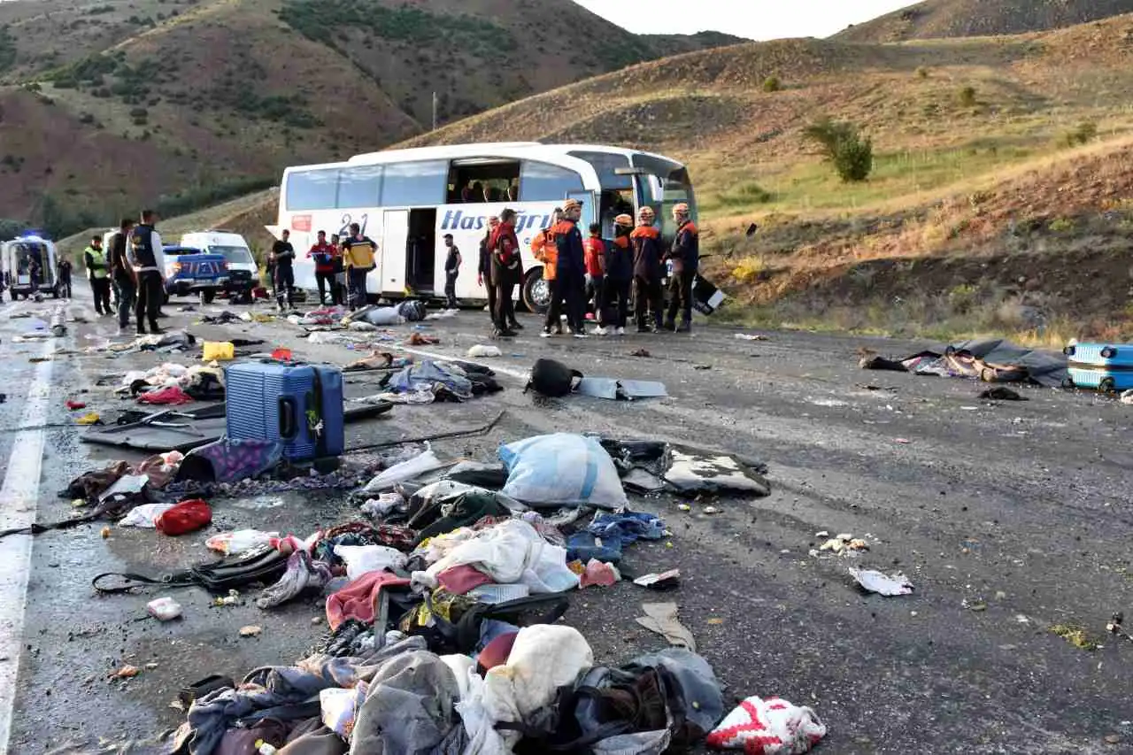 Sivas’ta 4 kişinin hayatını kaybettiği kazada otobüs şoförü tutuklandı haberinin görseli