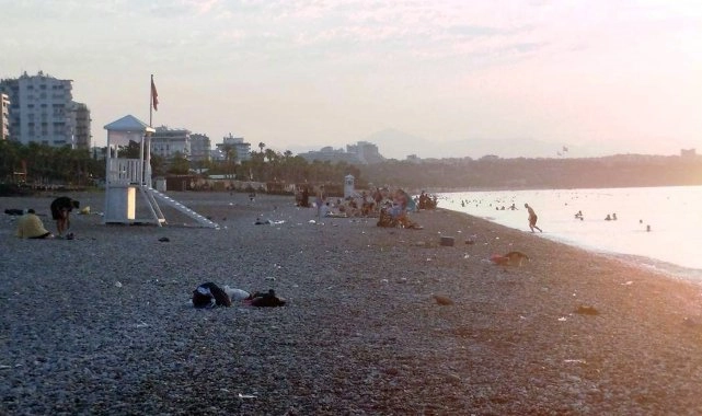 Antalya’da vatandaş Konyaaltı Sahili’ne akın etti başlıklı video haberin görseli