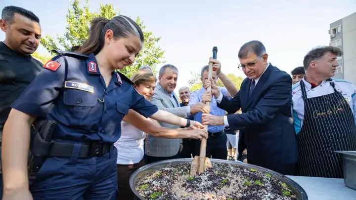 Başkan Tugay Karşıyaka'da aşure etkinliğine katıldı