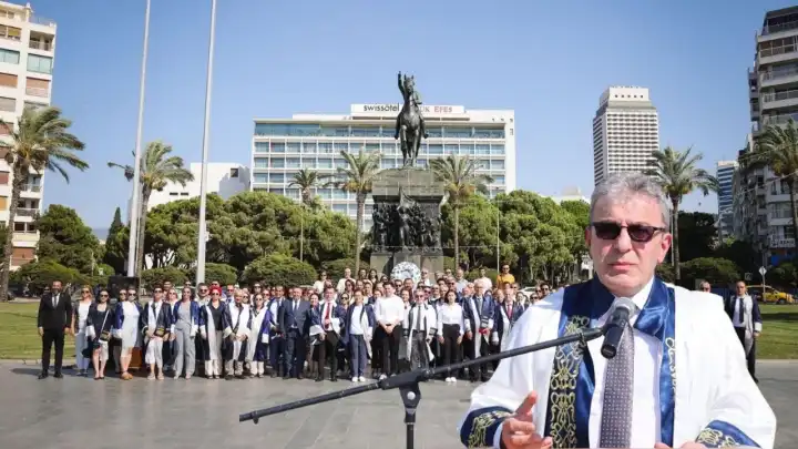 Dokuz Eylül Üniversitesi 43'üncü yaşını Cumhuriyet Meydanı’nda kutladı