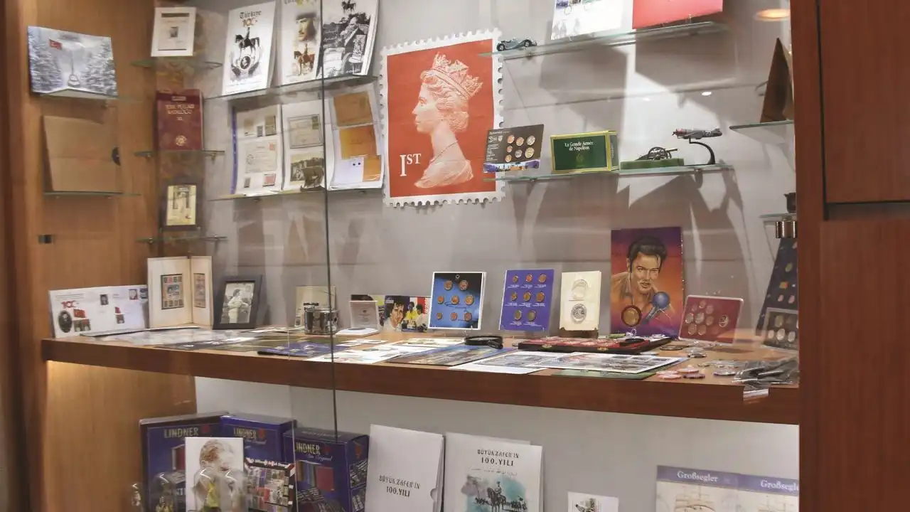 Hayatını pullara verdi: Tarihe ışık tutuyor