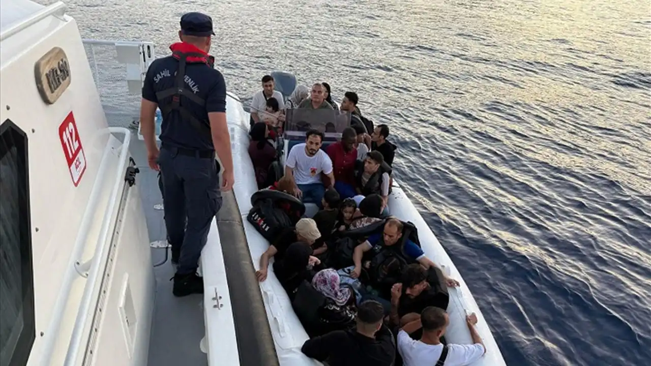 İzmir açıklarında 64 düzensiz göçmen kurtarıldı: 1 göçmen kaçakçısı gözaltında haberinin görseli