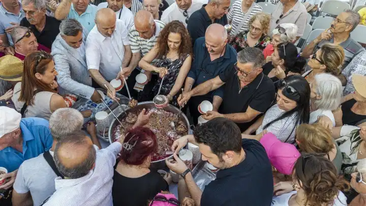 Karşıyaka’da aşure kazanı dostluk ve barış için karıldı