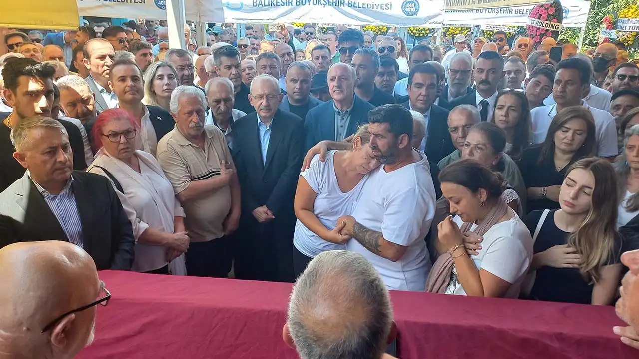 Kemal Kılıçdaroğlu’nun ikiz kardeşi Adil Kılıçdaroğlu son yolculuğuna uğurlandı haberinin görseli