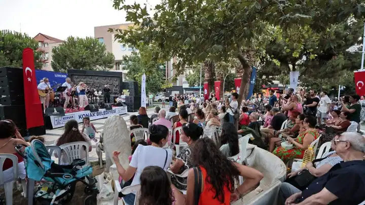 Konak'ta her Pazartesi müzik coşkusu sokaklarda