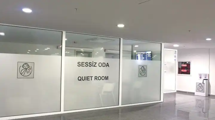 Adnan Menderes Havalimanı’nda Sessiz Oda hizmete girdi: Özel bireyler için huzurlu seyahat alanı