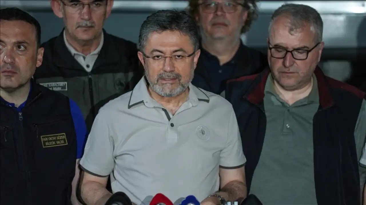 Bakanı Yumaklı, Urla’daki yangınla ilgili son durumu açıkladı: Enerji düşürüldü, mücadele devam ediyor