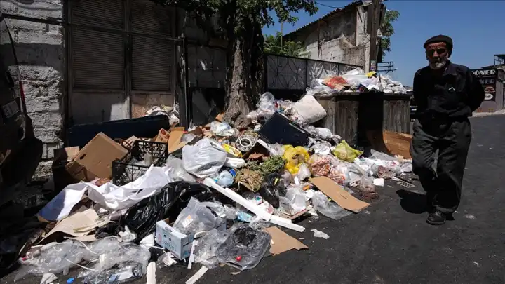 İzmir Konak’ta çöp krizi: Bir haftadır çöpler toplanmıyor, vatandaşlar tepkili!