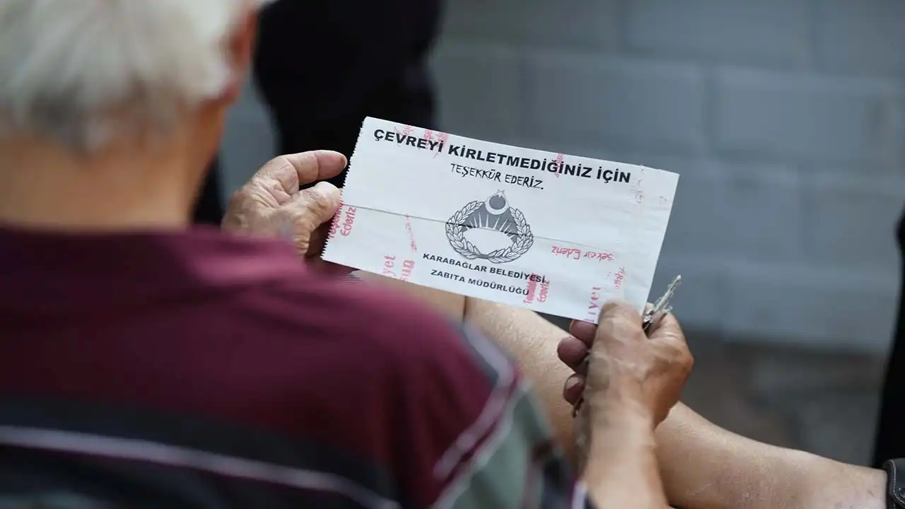 Karabağlar ’da vatandaşa teşekkür ederiz yazılı kese kâğıtları dağıtıldı
