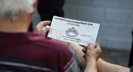 Karabağlar ’da vatandaşa teşekkür ederiz yazılı kese kâğıtları dağıtıldı