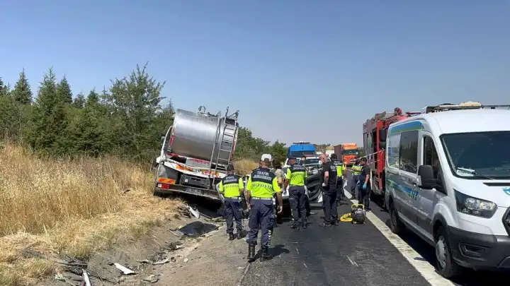Otomobil ile süt kamyonu çarpıştı: Çok sayıda ölü var!