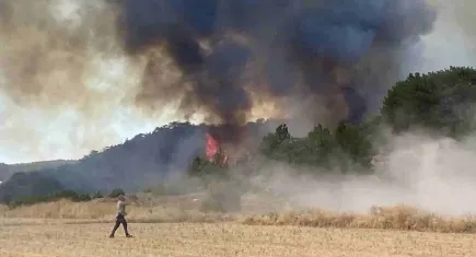 Alevler beş koldan yayılıyor: Çiftçiler yangına karşı çukur kazıyor