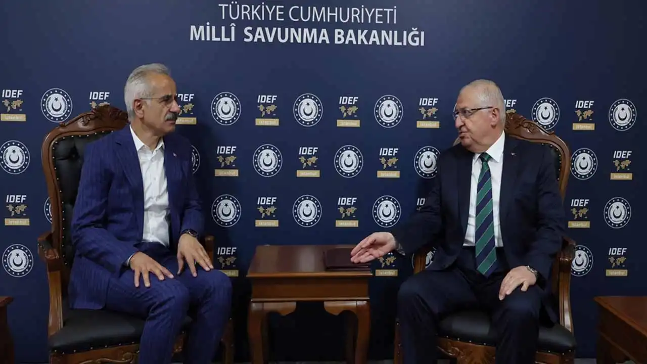 Bakan Güler ve Bakan Uraloğlu İDEF 2025 Fuarı'nda görüştü