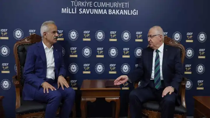 Bakan Güler ve Bakan Uraloğlu İDEF 2025 Fuarı'nda görüştü