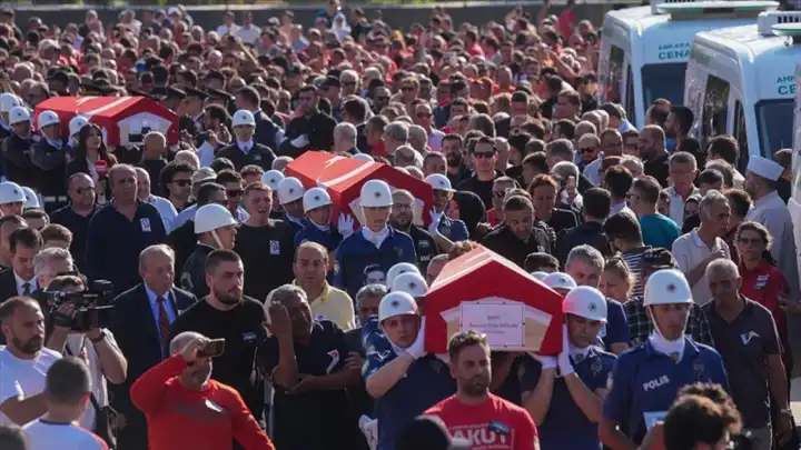 Orman şehitlerine veda: Alevlerin arasında kalan kahramanlara son görev