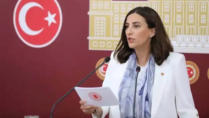 Parti değişikliği gündem yarattı: Rızvanoğlu CHP’ye katıldı! Evrim Rızvanoğlu kimdir?