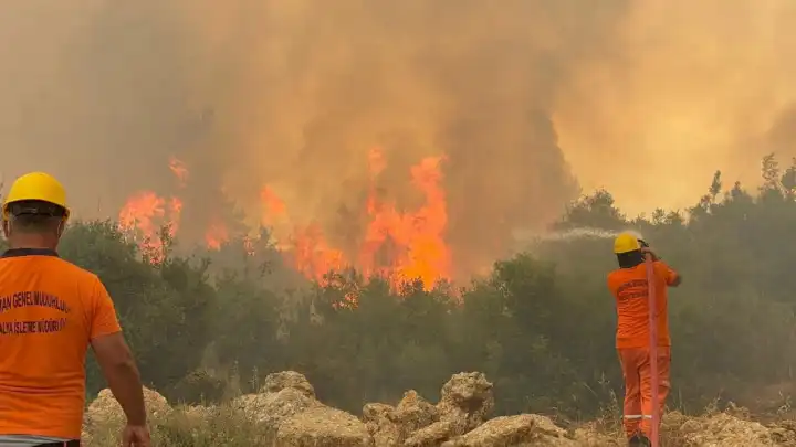 Antalya’da 46,1 derece sıcaklıkla korkutan yangınlar: Alevler Perge Antik Kenti’ne dayandı 